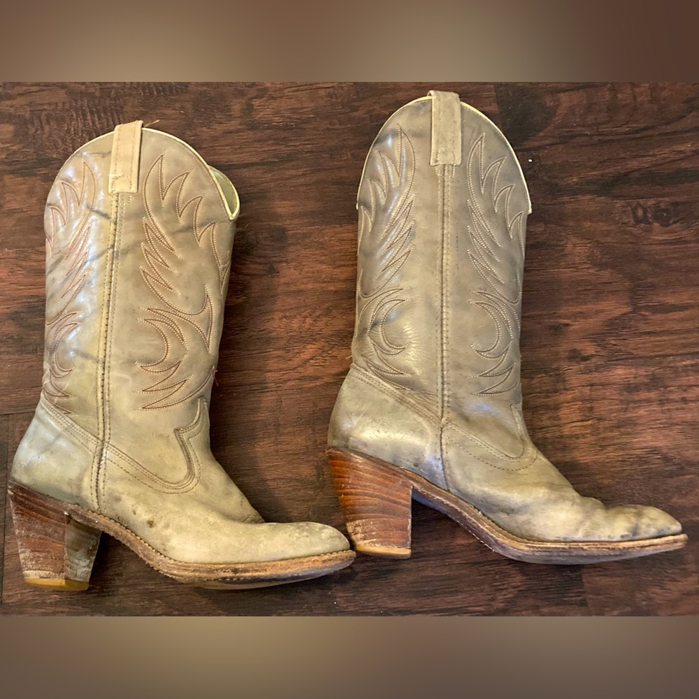 Women’s cowboy boots size 71/2